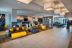 兰斯代尔费城兰斯代尔万怡酒店的大楼内带黄色和蓝色家具的客厅
