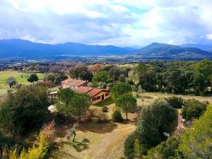 托尔特利亚Mas Ca La Coixa的田野房屋的空中景观