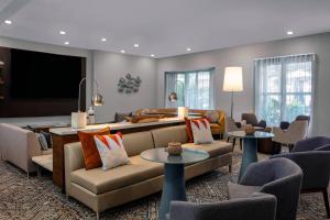阿文图纳迈阿密安菲特拉购物中心万怡酒店的客厅配有沙发、椅子和平面电视。
