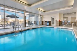史密斯堡史密斯堡万豪费尔菲尔德客栈酒店的大楼内的一个蓝色海水游泳池