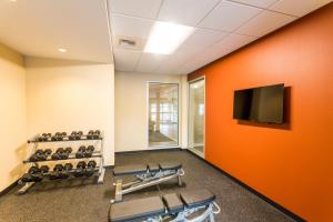 比弗顿TownePlace Suites by Marriott Portland Beaverton的健身房设有一排健身器材和一台平面电视