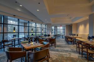 肖特帕姆短泵里士满万豪酒店的餐厅设有桌椅和窗户。