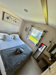 Newquay Bay ResortNewquay Bay Resort - SummerBreeze PV54的一间小卧室,配有床和窗户
