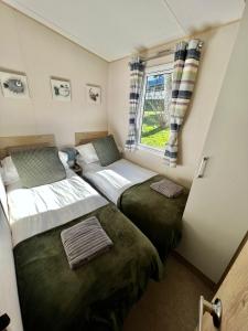 Newquay Bay ResortNewquay Bay Resort - SummerBreeze PV54的小型客房 - 带2张床和窗户