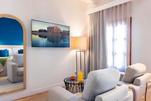马略卡岛帕尔马Samaritana Suites的客厅配有沙发和椅子