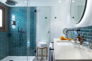 马略卡岛帕尔马Samaritana Suites的一间带水槽和玻璃淋浴的浴室