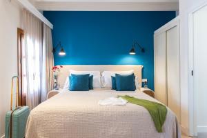 马略卡岛帕尔马Samaritana Suites的蓝色卧室设有一张带蓝色墙壁的大床