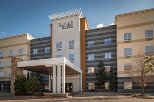 赫斯特Fairfield Inn & Suites Fort Worth Northeast的酒店外观的 ⁇ 染