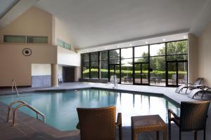 孟菲斯孟菲斯东部万豪酒店的一个带椅子和桌子的大型游泳池