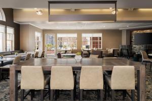 盐湖城盐湖城机场Residence Inn酒店的大型会议室,配有大桌子和椅子