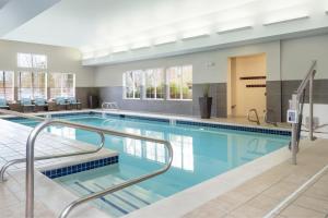 盐湖城盐湖城机场Residence Inn酒店的在酒店房间的一个大型游泳池