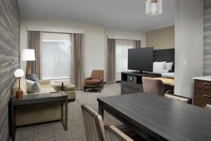杰克逊维尔Residence Inn by Marriott Jacksonville Downtown的酒店客房设有餐桌和客厅。