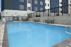 杰克逊维尔Residence Inn by Marriott Jacksonville Downtown的一个带桌椅的大型蓝色游泳池