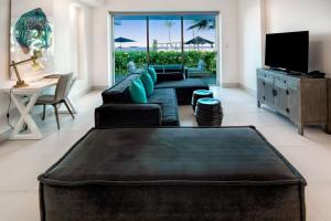 苏莎亚甘斯沃尔特多明尼加共和酒店的客厅配有沙发和桌子