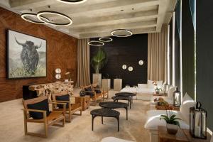 苏莎亚甘斯沃尔特多明尼加共和酒店的客厅配有桌椅和绘画作品