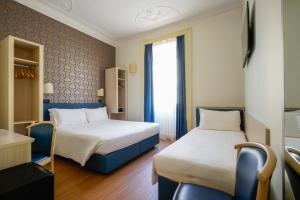 米兰帕妮萨酒店的酒店客房设有两张床和窗户。