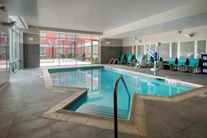 Bridgewater波士顿布里奇沃特原住客栈万豪酒店的蓝色的游泳池,位于酒店客房内