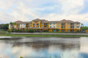 玛丽湖Courtyard by Marriott Orlando Lake Mary North的靠近一大片水体的建筑物