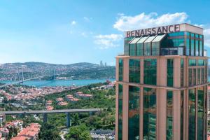 伊斯坦布尔文艺复兴时期伊斯坦布尔博斯普鲁斯波拉特酒店的一座高大的建筑,上面有标志