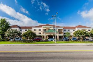 佛罗伦萨南卡罗来纳州佛罗伦斯万怡酒店的一座大型建筑,前面设有停车场
