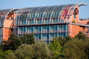 里昂里昂塞特万豪国际酒店的一座大建筑,有很多玻璃
