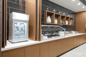 埃佩克斯SpringHill Suites by Marriott Raleigh Apex的厨房配有炉灶和冰箱。