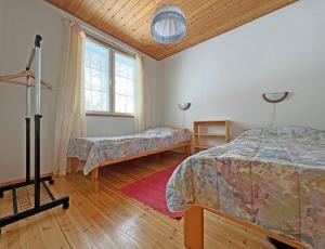 MuurameRiihilampi的一间卧室设有两张床和窗户。