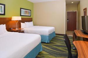 雷顿盐湖城莱顿费尔菲尔德客栈的酒店客房设有两张床和电视。