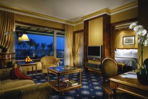 罗马罗马万豪公园酒店的酒店客房设有床和客厅。