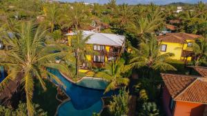 皮帕多莫斯别墅酒店的享有度假村的空中景致,设有游泳池和棕榈树