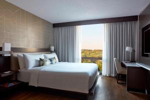 贝塞斯达贝塞斯达万豪酒店的卧室设有一张白色大床和一扇窗户。