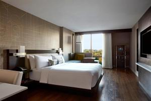 贝塞斯达贝塞斯达万豪酒店的卧室设有一张白色大床和大窗户