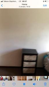 范德拜尔帕克Ulwazi lodge的客厅一张沙发的照片