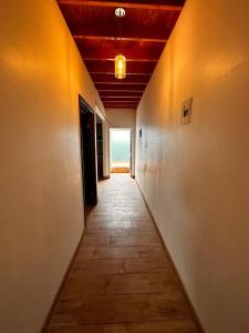 罗萨里托Bonito departamento rustico的一条空的走廊,铺着瓷砖地板,设有天花板