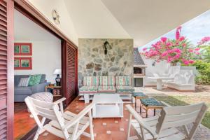 滨海帕尔姆Chalet Umbelina con jardin y vista al mar的庭院配有桌椅和沙发