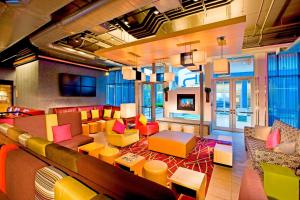 劳雷尔山劳雷尔山阿福特酒店的客厅配有色彩缤纷的家具和壁炉