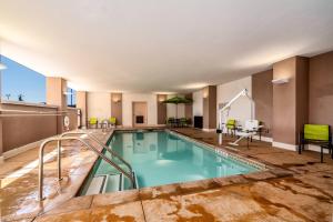 奥克兰SpringHill Suites by Marriott Oakland Airport的酒店客房中间的游泳池