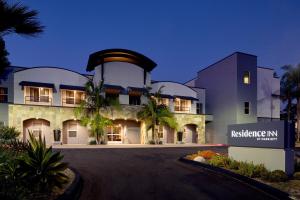 卡尔斯巴德圣地亚哥卡尔斯巴德公寓式酒店的带有读取居所旅馆标志的建筑