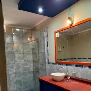 贝伦Casa de campo的浴室配有盥洗盆和带镜子的淋浴