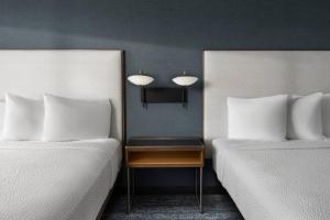 圣地亚哥圣地亚哥米森谷/酒店区万怡酒店的两张带白色枕头的床和一张桌子