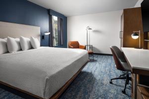 圣地亚哥圣地亚哥米森谷/酒店区万怡酒店的配有一张床和一张书桌的酒店客房
