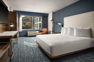 圣地亚哥圣地亚哥米森谷/酒店区万怡酒店的配有一张床和一张书桌的酒店客房