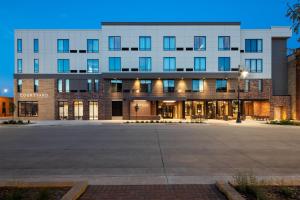 OwatonnaCourtyard by Marriott Owatonna Downtown的大楼前的一个空停车位