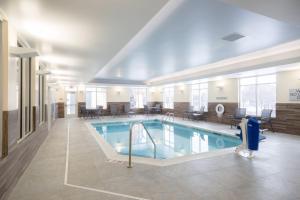 诺斯菲尔德Fairfield Inn & Suites by Marriott Northfield的一个带游泳池的酒店客房内的大型游泳池