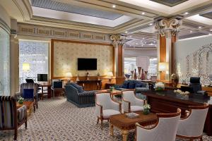 利雅德利雅得丽思卡尔顿酒店的一个大大堂,设有一个等候室和候机室