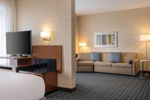 埃尔塞贡多洛杉矶国际机场/埃尔塞贡多费尔菲尔德客栈的一间配有沙发和平面电视的酒店客房