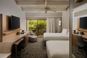 基韦斯特基韦斯特海滨万豪万怡酒店的酒店客房配有两张床和一张书桌