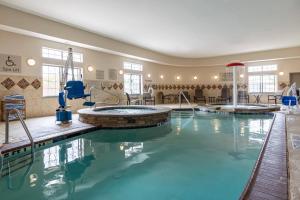 Woodway万豪韦科伍德韦春季山丘套房酒店的游泳池,位于酒店带游泳池的客房