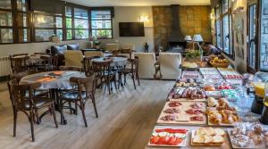 埃斯波特罗卡布兰卡酒店的配有桌椅的房间,提供食物