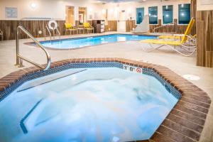 爱达荷福尔斯爱达荷福尔斯费尔菲尔德客栈的一座位于酒店客房内的大型室内游泳池